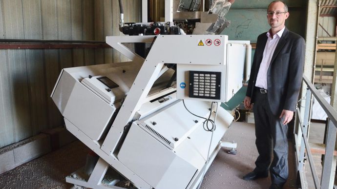 Antoine Pissier a investi dans un trieur optique Sortex, bi-chromatique. « Le débit est ainsi passé de 300 kg/h avec l'ancien modèle, à 5 t/h avec le nouveau », fait-il remarquer.A. RICHARD