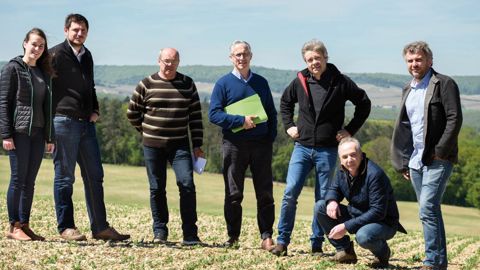 De gauche à droite, sur une des parcelles de la plateforme d'essais du GIEE Agro Eco Précis, Amandine Kihm (Dijon céréales), Matthieu Noroy (Horsch France), Jean-Michel Dubois (chambre d'agriculture de Haute-Marne), Bernard Piot (agriculteur), Robert Dorsemagen (directeur Horsch France), Jean-Paul Kihm et Florent Renard (agriculteurs).M. JOLY