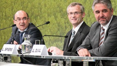Fusion avec Coralis, nouvelle tour de séchage et rachat de l'intégralité des parts dans Senagral. Le projet de la branche lait d'Agrial, initié depuis trois ans, continue de monter en puissance. « Mais la fusion avec Eurial n'aura pas lieu », a interpellé un adhérent lors de l'assemblée générale. Arnaud Degoulet (à gauche) répond qu'il continue de croire « à un projet qui garde tout son sens ». La direction d'Eurial était présente dans la salle.C. MICHEL