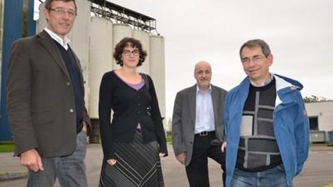 Guy Dubois, responsable marketing de Cap Seine, Emmanuelle Tanguy, ingénieur régional InVivo, Thierry Darbin, responsable marketing d'InVivo et Benoît Dreux, directeur de Défisol services : « Nous faisons seulement du diagnostic, le conseil est toujours du ressort de la coopérative. »J.-C. BALLANDONNE/DÉFISOL