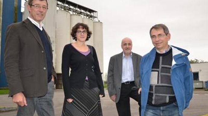 Guy Dubois, responsable marketing de Cap Seine, Emmanuelle Tanguy, ingénieur régional InVivo, Thierry Darbin, responsable marketing d'InVivo et Benoît Dreux, directeur de Défisol services : « Nous faisons seulement du diagnostic, le conseil est toujours du ressort de la coopérative. »J.-C. BALLANDONNE/DÉFISOL