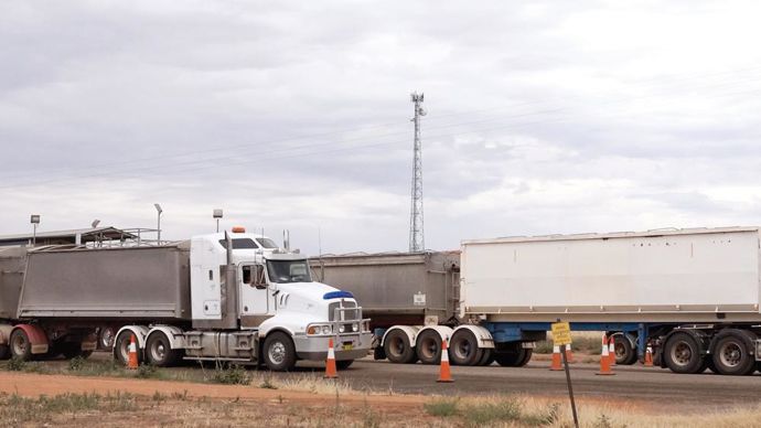La queue de camions de 30 t en provenance des champs est impressionnante.C. DEQUIDT