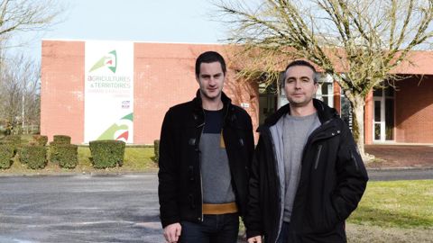 Avant l'été, lors de la journée technique annuelle de la coop de Mansle, Laurent Clochard (à droite), responsable technique et Nicolas Chaslard, conseiller Environnement à la chambre de Charente, présenteront des jachères spécifiques pour auxiliaires.M. COISNE
