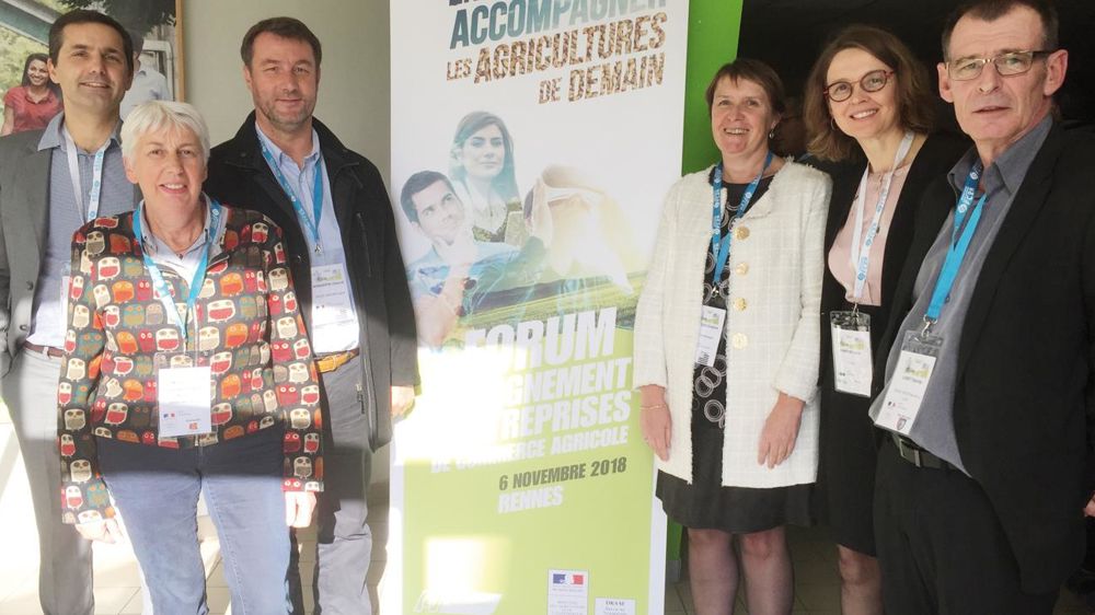 Sébastien Neveux (à g.), délégué régional Négoce Ouest, accompagné des représentants des Draaf du Grand Ouest et de Lucie Martin, de la FC2A (2e à dr.).H. LAURANDEL