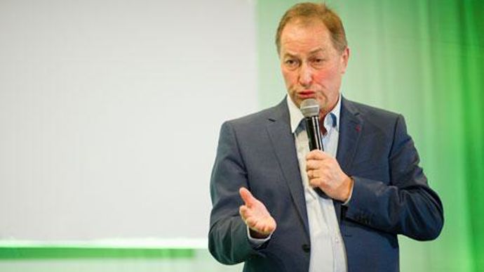 « 2016 restera une année très difficile, reconnaît Christian Pèes, président d'Euralis, mais nous inves­tis­sons quand même pour développer de nouveaux débouchés, créateurs de valeur pour nos adhérents. » « 2016 restera une année très difficile, reconnaît Christian Pèes, président d'Euralis, mais nous inves­tis­sons quand même pour développer de nouveaux débouchés, créateurs de valeur pour nos adhérents. »