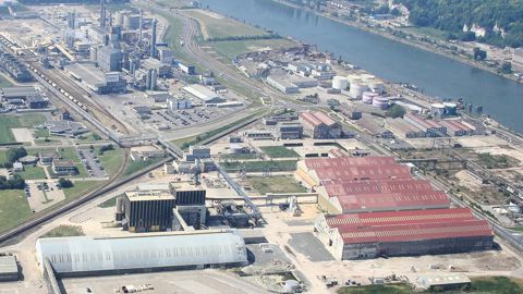 C'est derrière ces hangars aux toits rouges, à Grand-Quevilly, que sera construite l'unité de fabrication de Thio-Sul.
