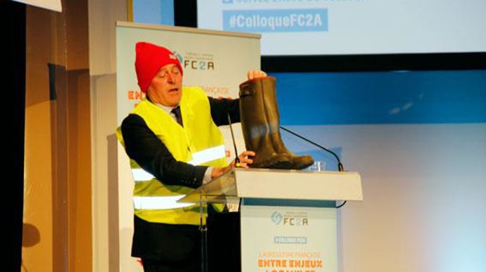 « Il y a eu les gilets jaunes, les bonnets rouges et maintenant les bottes vertes, revendique Frédéric Carré. On est bien dans nos bottes, il faut se le rappeler, et nous sommes bien ancrés dans la terre. » © L. PETIT « Il y a eu les gilets jaunes, les bonnets rouges et maintenant les bottes vertes, revendique Frédéric Carré. On est bien dans nos bottes, il faut se le rappeler, et nous sommes bien ancrés dans la terre. » © L. PETIT