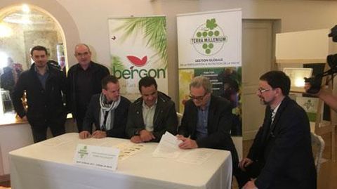 Les signataires : Frédéric Bergon, président de Bergon (assis, à gauche), Jamel Essoualeh, directeur d'exploitation de Château de Berne, Didier Juvin, directeur général de Château de Berne, Hubert Brunet, directeur d'Angibaud Derome et Spécialités. Les signataires : Frédéric Bergon, président de Bergon (assis, à gauche), Jamel Essoualeh, directeur d'exploitation de Château de Berne, Didier Juvin, directeur général de Château de Berne, Hubert Brunet, directeur d'Angibaud Derome et Spécialités. Les signataires : Frédéric Bergon, président de Bergon (assis, à gauche), Jamel Essoualeh, directeur d'exploitation de Château de Berne, Didier Juvin, directeur général de Château de Berne, Hubert Brunet, directeur d'Angibaud Derome et Spécialités. Les signataires : Frédéric Bergon, président de Bergon (assis, à gauche), Jamel Essoualeh, directeur d'exploitation de Château de Berne, Didier Juvin, directeur général de Château de Berne, Hubert Brunet, directeur d'Angibaud Derome et Spécialités.