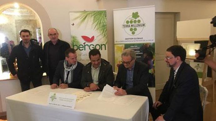 Les signataires : Frédéric Bergon, président de Bergon (assis, à gauche), Jamel Essoualeh, directeur d'exploitation de Château de Berne, Didier Juvin, directeur général de Château de Berne, Hubert Brunet, directeur d'Angibaud Derome et Spécialités. Les signataires : Frédéric Bergon, président de Bergon (assis, à gauche), Jamel Essoualeh, directeur d'exploitation de Château de Berne, Didier Juvin, directeur général de Château de Berne, Hubert Brunet, directeur d'Angibaud Derome et Spécialités.