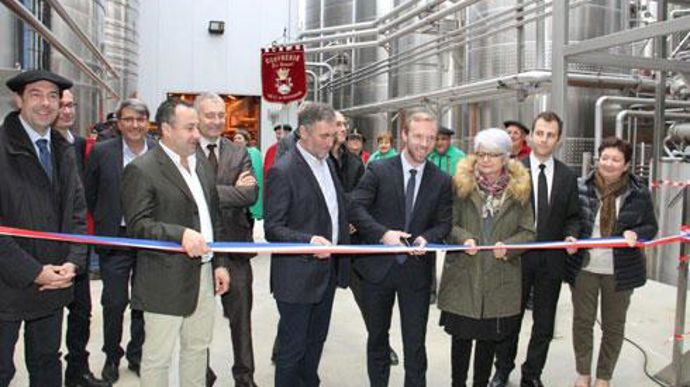 Jean-Charles Jobart, sous-préfet de l'arrondissement, a inauguré les nouveaux équipements au côté du président de la cave de Condom, Maurice Boison. © VAL DE GASCOGNE Jean-Charles Jobart, sous-préfet de l'arrondissement, a inauguré les nouveaux équipements au côté du président de la cave de Condom, Maurice Boison. © VAL DE GASCOGNE