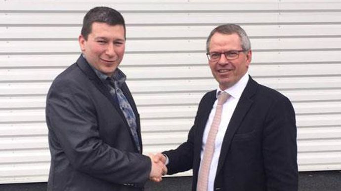 Pour Jean-Charles Deschamps président de Cap Seine (à droite) accompagné de Karim Behlouli, directeur général d'Eco-Technilin, « ce projet vient accélérer le développement de la filière lin et permet à Cap Seine de prendre une place de choix dans ce secteur porteur ». © CAP SEINE Pour Jean-Charles Deschamps président de Cap Seine (à droite) accompagné de Karim Behlouli, directeur général d'Eco-Technilin, « ce projet vient accélérer le développement de la filière lin et permet à Cap Seine de pren