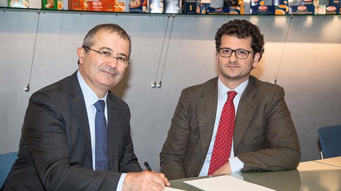 Claudio Gallerani, président de Coprob, et Leonardo Mirone, directeur des achats matières premières chez Barilla, lors de la signature du partenariat en janvier 2014.