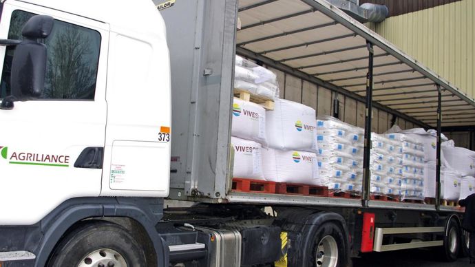 Les camions d'Agriliance, filiale transport de Vivescia, sont chargés par Veolog.
