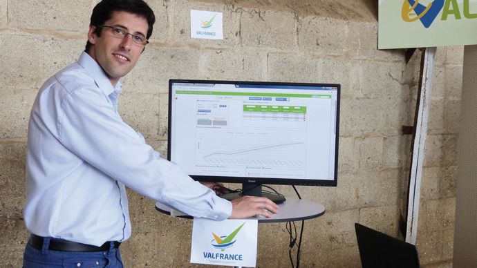 Hugues Desmet, responsable collecte de Valfrance, a présenté l'outil pour la première fois aux adhérents lors des journées techniques de la coopérative, ici à Trumilly dans l'Oise, le 2 juin.M. COISNE