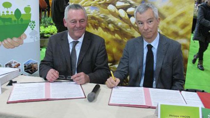 Frédéric Carré, président de la FC2A (à gauche), et Philippe Vinçon, directeur général de l'enseignement et de la recherche, ont signé la convention lors du Sia, au niveau de l'Odyssée végétale. © R. FOURREAUX Frédéric Carré, président de la FC2A (à gauche), et Philippe Vinçon, directeur général de l'enseignement et de la recherche, ont signé la convention lors du Sia, au niveau de l'Odyssée végétale. © R. FOURREAUX