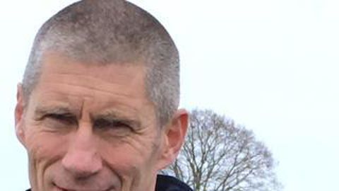 Pascal Le Brun est président d’Eurial, la branche lait de la coop Agrial. Elle collecte 2,5 Mdl de lait de vache conventionnel auprès de 4 000 fermes, OP incluses. Son mix-produit est de 48 % en contrat, 24 % en ingrédients, 16 % en PGC France et 12 % en PGC export. En intégrant celui de son client CLE (Savencia, contrat de 1 Mdl), les PGC France montent à 35 %, les PGC export à 20 %. Les ingrédients sont à 45 %.