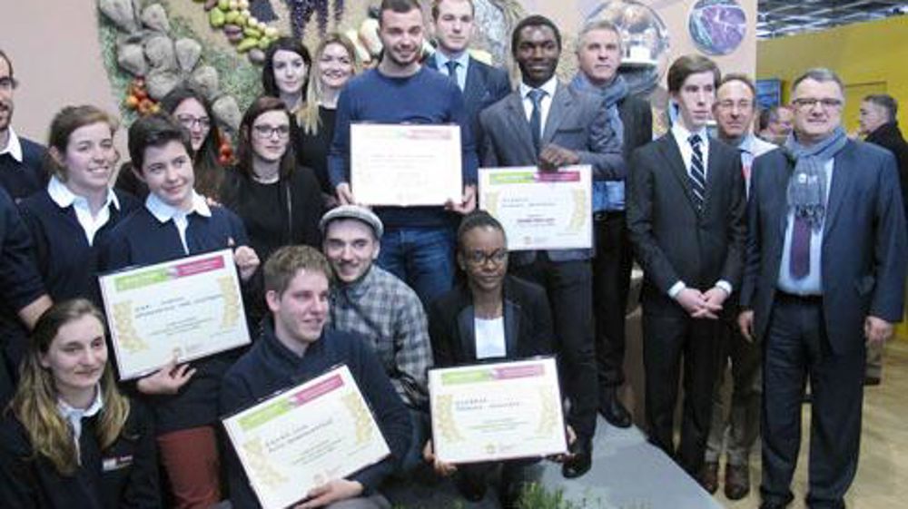 Tous les lauréats du deuxième concours étudiants de la coopération agricole étaient rassemblés autour du président du jury, Jean-Luc Cade, président de la coopérative Garun Paysanne et de Services Coop de France (quatrième en partant de la droite). © R. FOURREAUX Tous les lauréats du deuxième concours étudiants de la coopération agricole étaient rassemblés autour du président du jury, Jean-Luc Cade, président de la coopérative Garun Paysanne et de Services Coop de France (quatrième en partant de