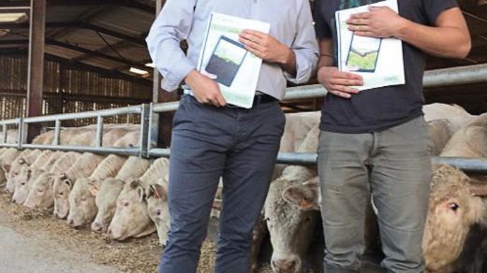 Brice Guilloteau, directeur du pôle services de la Cavac et Rémy Nicolaizeau, jeune futur exploitant, qui a fait appel au service Projectis pour son projet d'installation.CAVAC