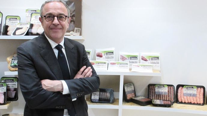 Maxime Vandoni, DG de Terrena, sur le stand de la coopérative au Sia, devant des produits de la marque : La Nouvelle Agriculture.R. FOURREAUX
