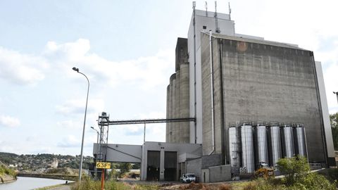La nouvelle usine est nichée entre les silos préexistants pour réduire les investissements. La nouvelle usine est nichée entre les silos préexistants pour réduire les investissements.