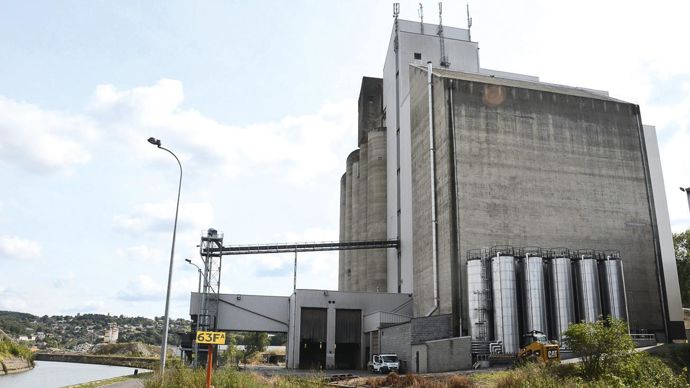 La nouvelle usine est nichée entre les silos préexistants pour réduire les investissements.