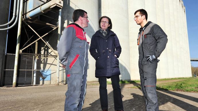Laurence Choné, responsable qualité et environnement de la Coopérative agricole lorraine, devant le site de Pont-à-Mousson, avec Nicolas Cordier, (à gauche), responsable du silo, et Matthieu Lamy, conducteur de silo.S. BEUCHERIE