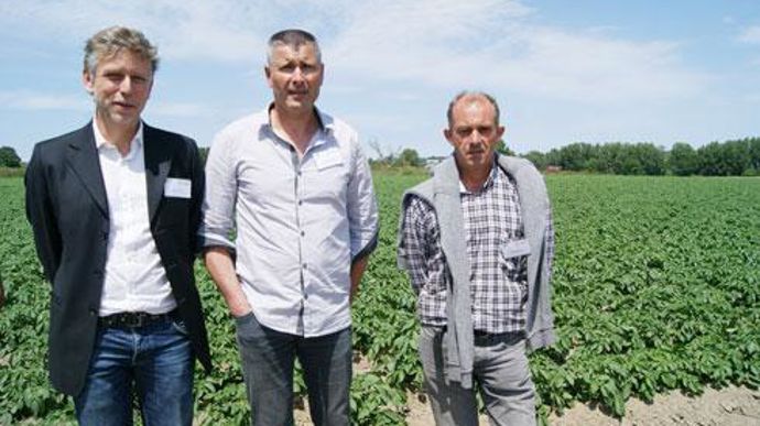De gauche à droite, Thomas Jullien, responsable filière bio et RSE à Coop de France Ouest, Yannick Blanchard, président de la commission bio de Coop de France Ouest et Philippe Réveillard, vice-président de la coop Terre Saint-Malo. © H. LAURANDEL De gauche à droite, Thomas Jullien, responsable filière bio et RSE à Coop de France Ouest, Yannick Blanchard, président de la commission bio de Coop de France Ouest et Philippe Réveillard, vice-président de la coop Terre Saint-Malo. © H. LAURANDEL