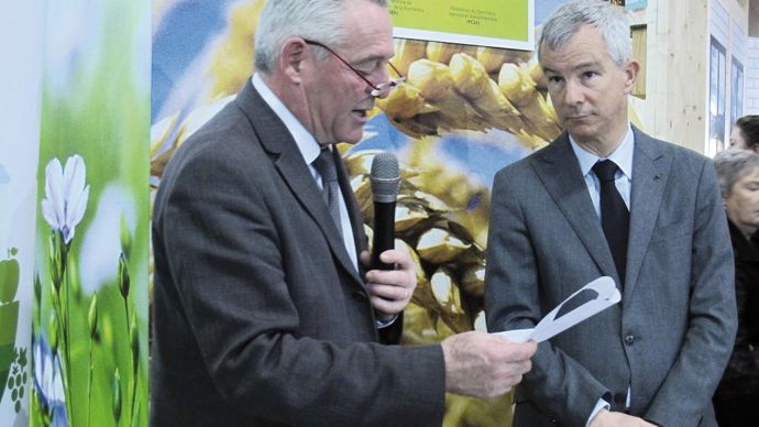 Frédéric Carré, président de la FC2A, et Philippe Vinçon, à la tête de la DGER, lors de la signature au Sia.R. FOURREAUX