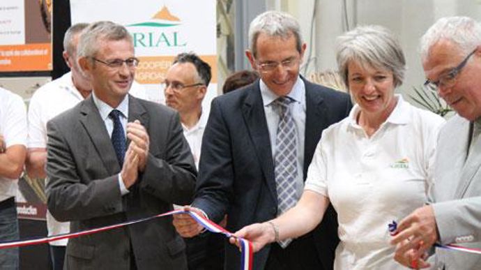 De gauche à droite, lors de l'inauguration, Ludovic Spiers, directeur général d'Agrial, Christian Clarysse, directeur général de la branche amont et céréales, Laurence Carré, directrice de la station de semences de Saint-Sylvain, et Guy Bailliart, suppléant de Clotilde Valter, députée de la 3e circonscription du Calvados. © C. MICHEL De gauche à droite, lors de l'inauguration, Ludovic Spiers, directeur général d'Agrial, Christian Clarysse, directeur général de la branche amont et céréales, Laure