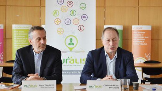 « Pour le moment, nous sommes en dessous de nos ambitions », ont reconnu Pierre Couderc, directeur général d'Euralis (à g.), et Christian Pèes, président. © F. JACQUEMOUD « Pour le moment, nous sommes en dessous de nos ambitions », ont reconnu Pierre Couderc, directeur général d'Euralis (à g.), et Christian Pèes, président. © F. JACQUEMOUD