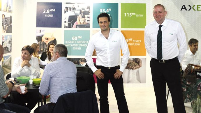 Frédéric Moulin, manager Serbie-Croatie pour Axéréal, et Dane Cvjeticanin, trader pour la coop dans cette même zone géographique, lors du Salon de l'agriculture à Novi-Sad, en mai dernier.D. PÉRONNE
