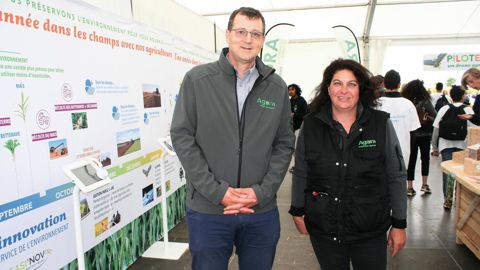 Thierry Dupont, président d'Agora et Corinne Dallongeville, responsable communication, lors du coup d'envoi de l'opération, en septembre dernier, sur le salon Terres de Jim : « L'action consiste à parrainer une classe de collégiens, tout au long d'une année. »B. CAILLIEZ