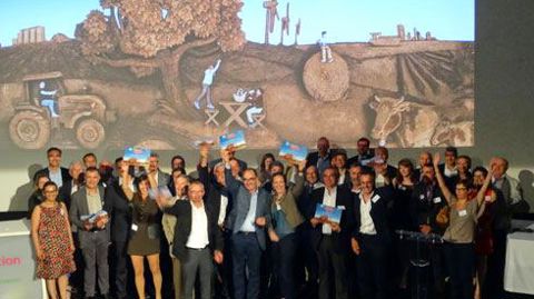 Les gagnants des premiers trophées des initiatives coopératives lors de la cérémonie de remise des prix à l'UGC Ciné Cité Bercy, à Paris. Les gagnants des premiers trophées des initiatives coopératives lors de la cérémonie de remise des prix à l'UGC Ciné Cité Bercy, à Paris.