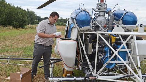 Cédric Poeydomenge, d'Euralis, remplit les containers de l'hélicoptère de capsules d'oeufs de trichogrammes. F. JACQUEMOUD Cédric Poeydomenge, d'Euralis, remplit les containers de l'hélicoptère de capsules d'oeufs de trichogrammes. F. JACQUEMOUD