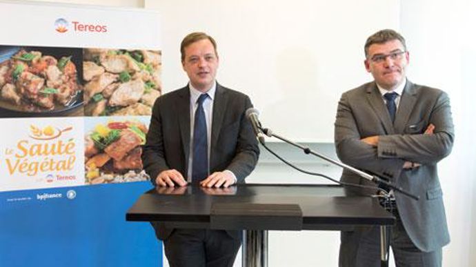 Alexis Duval, président du directoire de Tereos (à gauche) aux côtés de Christophe Sirugue, secrétaire d'Etat chargé de l'industrie : « Tereos s'intéresse depuis­ de nombreuses années aux protéines végétales. » Alexis Duval, président du directoire de Tereos (à gauche) aux côtés de Christophe Sirugue, secrétaire d'Etat chargé de l'industrie : « Tereos s'intéresse depuis­ de nombreuses années aux protéines végétales. »