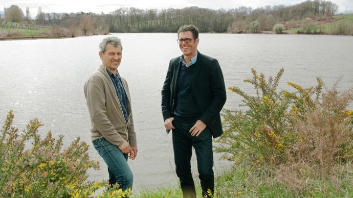 Pierre Lajus, (à gauche) administrateur de Vivadour, référent du « projet eau » de la coop et Franck Clavier, directeur général, au bord d'un lac collinaire à Saint-Martin d'Armagnac. « Notre objectif est de réduire un manque à gagner de 8 à 10 M€. »J.-B. LAFFITTE