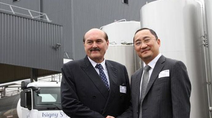 « Le modèle coopératif nous a beaucoup intéressés. C'est une assurance supplémentaire pour la fiabilité de notre approvisionnement », expliquait Fei Luo, DG de Biostime. A gauche, Daniel Delahaye, directeur de la coopérative Isigny Sainte-Mère. © C. MICHEL « Le modèle coopératif nous a beaucoup intéressés. C'est une assurance supplémentaire pour la fiabilité de notre approvisionnement », expliquait Fei Luo, DG de Biostime. A gauche, Daniel Delahaye, directeur de la coopérative Isigny Sainte-Mère