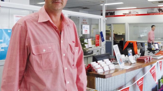 Roly Coutts, aux couleurs de l'entreprise avec sa chemise rose, responsable de la région de Wimmera, dans le sud-est de l'Australie.C. DEQUIDT