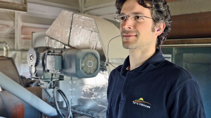 Au silo de Cormoz (Ain), les têtes d'élévateurs ont été recouvertes d'un habillage isolant, explique Raphaël Susini, ici équipé de bouchons réutilisables avec corde.J.-F. MARIN