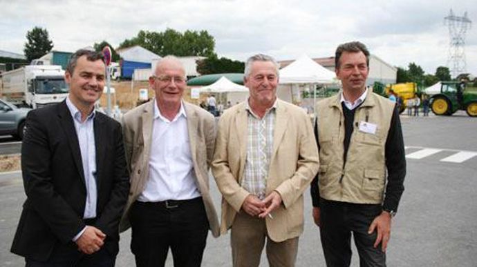 De gauche à droite, Emmanuel Frémy, directeur commercial du groupe Carré au 1er septembre prochain, Johann Loobuyck, directeur général, Frédéric Carré, PDG et Philippe Leclercq, directeur Recherche et développement. © B. CAILLIEZ De gauche à droite, Emmanuel Frémy, directeur commercial du groupe Carré au 1er septembre prochain, Johann Loobuyck, directeur général, Frédéric Carré, PDG et Philippe Leclercq, directeur Recherche et développement. © B. CAILLIEZ