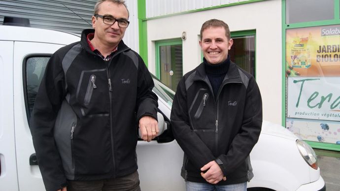 Dominique Couppey (à gauche), responsable productions végétales, chez Terdici, accompagne régulièrement dans une démarche de coaching ses TC. Ici, avec Emmanuel Briand, TC, sur le site de Janzé, en Ille-et-Vilaine.H. LAURANDEL