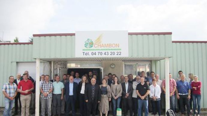 Thierry Chambon (au centre), le 19 juin à Neuilly-le-Réal, lors de sa première journée des partenaires, « à la fois conviviale et riche en échanges professionnels », à laquelle étaient conviés fournisseurs et salariés. Thierry Chambon (au centre), le 19 juin à Neuilly-le-Réal, lors de sa première journée des partenaires, « à la fois conviviale et riche en échanges professionnels », à laquelle étaient conviés fournisseurs et salariés.