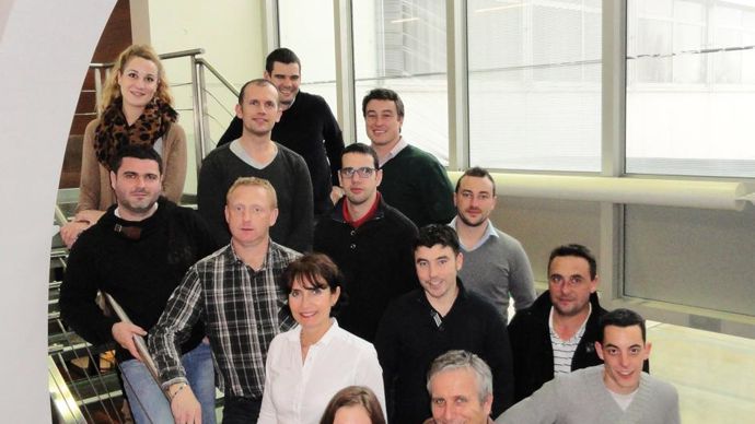 Encadrée par Evelyne Cussac (en blanc), responsable des ressources humaines du Réseau AA, et Michel Salvat (au 1er plan), formateur à la TBS, la première promotion de jeunes dirigeants est restée deux jours chez RAGT, à Rodez (Aveyron) en février dernier.