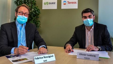 Olivier Leducq, directeur Tereos Sucre Europe (à dr.), aux côtés de Fabrice Rossignol, DG délégué Suez Recyclage et valorisation France, lors de la signature de ce partenariat inédit pour la construction d’une chaudière CSR innovante à Origny-Sainte-Benoite. © TEREOS