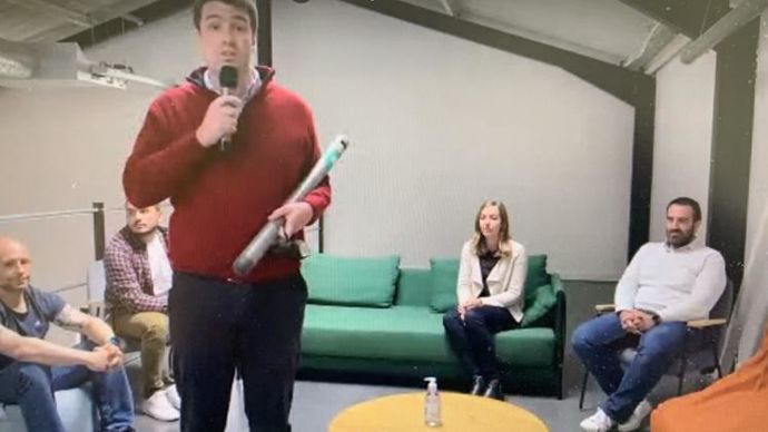 Félix Bonduelle, cofondateur de Javelot, présente IoTrap entouré d’Alexandre Thouin, responsable d’exploitation chez Centre Ouest céréales, Ludovic Lignier, responsable conservation des grains chez Dijon céréales, Marine Cabacos, ingénieure en protection intégrée des grains stockés chez Arvalis, et Didier Renou, responsable qualité chez Océalia. © R. FOURREAUX