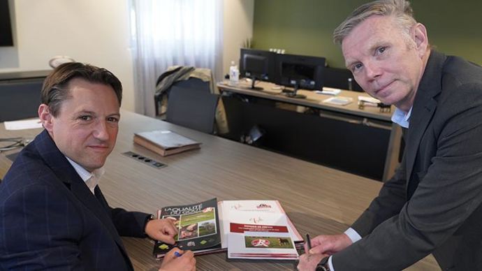 Alexandre Raguet (à g.), directeur général de Lorca et Cloé, et Franck Lucas, directeur des Ets Charal de Metz, lors de la signature du partenariat pour offrir un approvisionnement de proximité à Cora.