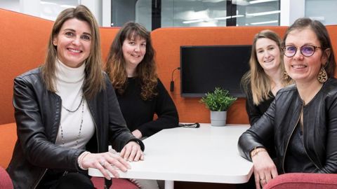 Au premier plan, Angélique Anne, déléguée générale de Junia Alumni (à g.), et Agathe Dessery, responsable du développement carrière et groupes professionnels. Au fond, Marie Régnier, responsable gestion et évènements (à g.), et Manon Saillard, responsable communication.