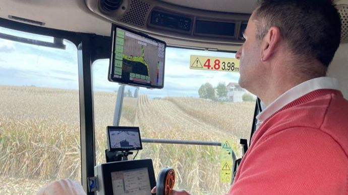 Lilian Baise, agriculteur dans l’Ain, visualise en direct la carte de rendement de sa parcelle de maïs et l’avancée de son chantier de récolte dans la cabine de sa moissonneuse-batteuse. © L. PETIT