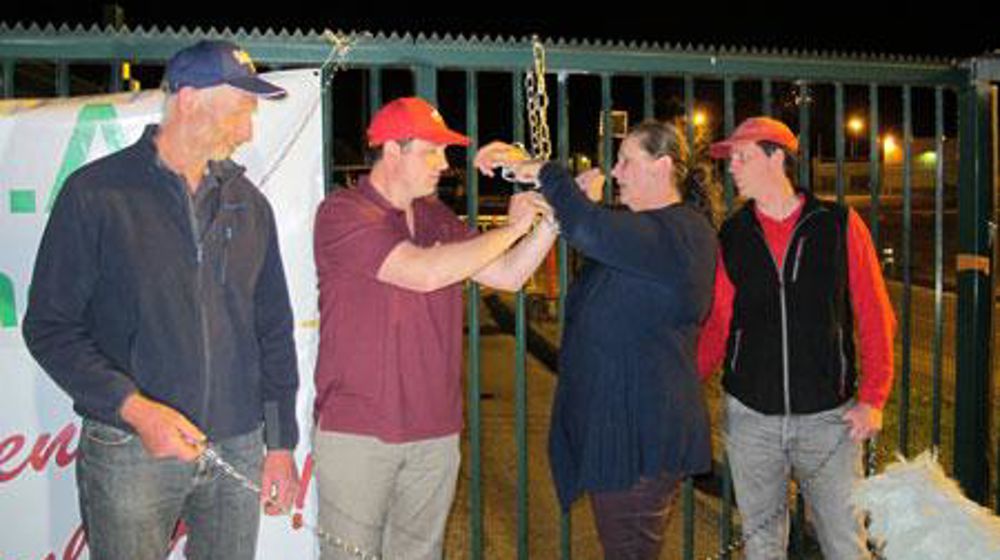 Symboliquement, cinq manifestants se sont enchaînés aux grilles de l'usine Lactalis de Domfront (Orne), le 3 août 2016.© C. Hue Symboliquement, cinq manifestants se sont enchaînés aux grilles de l'usine Lactalis de Domfront (Orne), le 3 août 2016.© C. Hue
