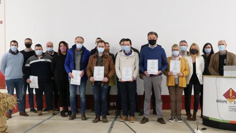 Les 23 premiers agriculteurs certifiés HVE de l’association Eco-Phyt’, se sont vus remettre leur certification des mains du fondateur de l’organisme certificateur Ocacia.